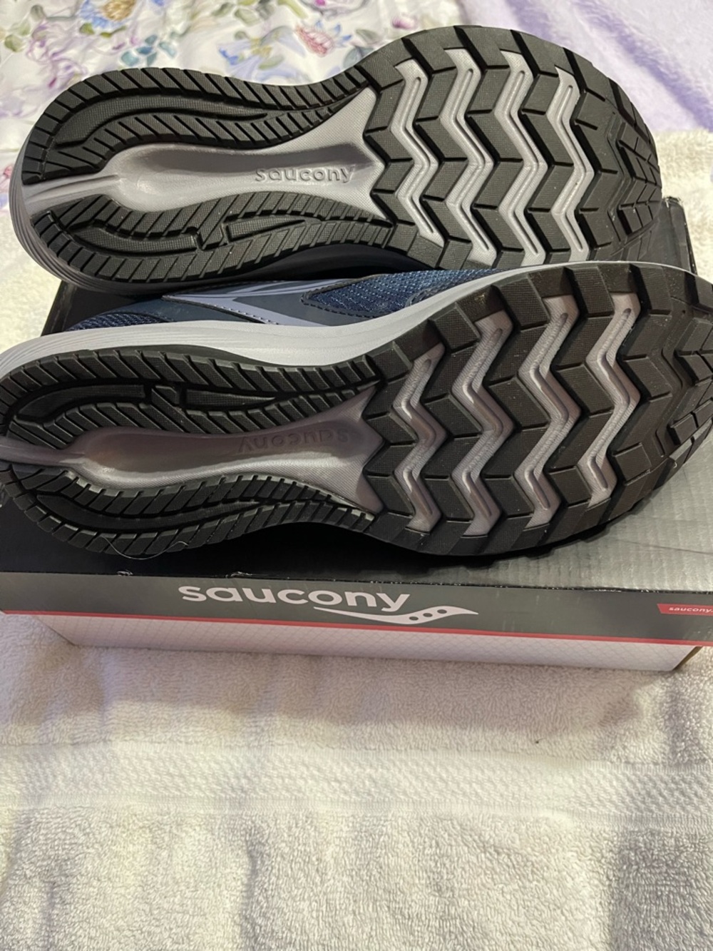 SOLD!  Saucony Women's Navy and Lavendar Athletic  Shoes. Size 11.  New ! - Picture 3 of 6